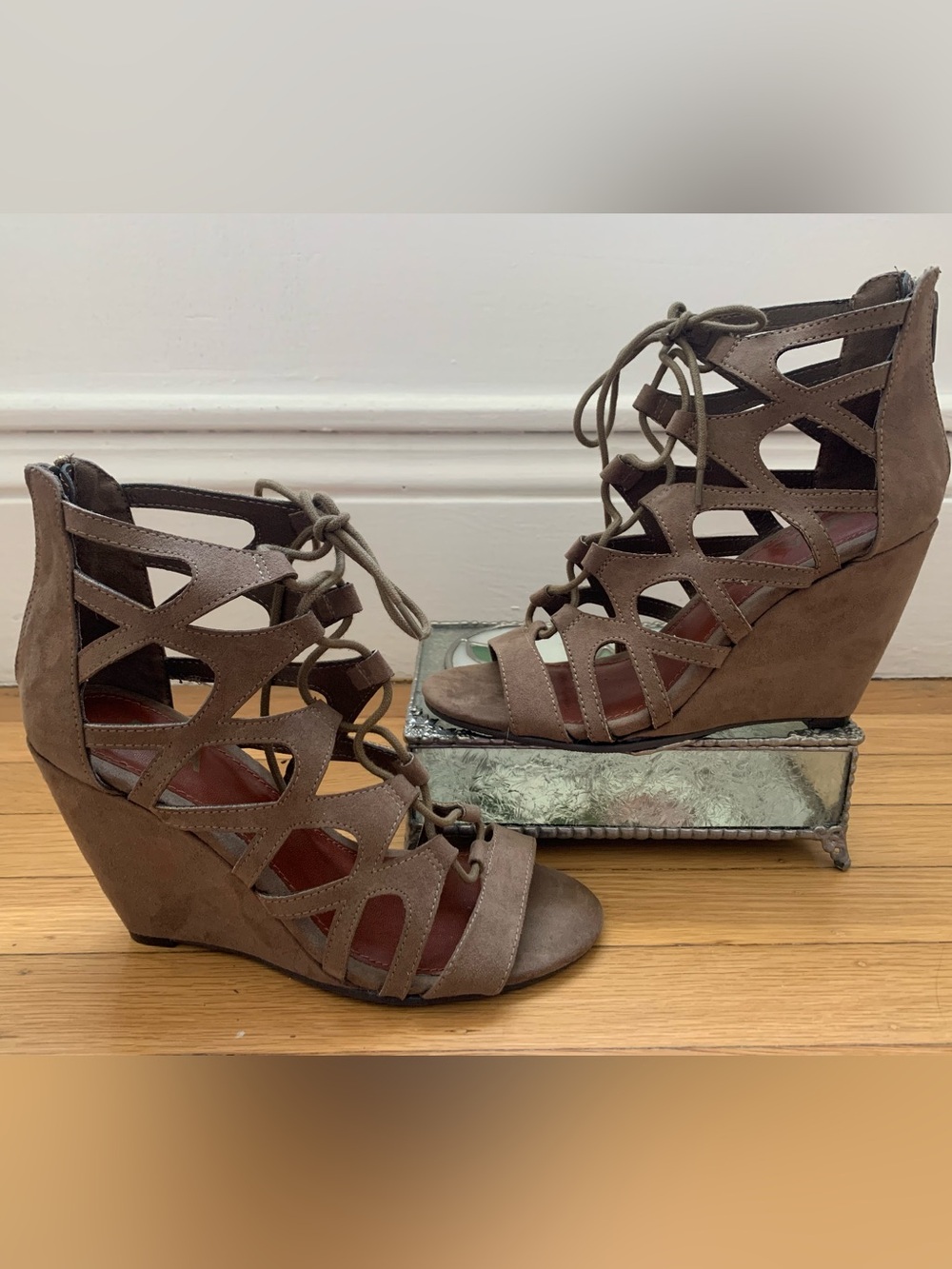 EUC MIA Taupe Suede Hi-Wedge Criss-Cross Back-Zip Sandals in Women’s Size 7.5M